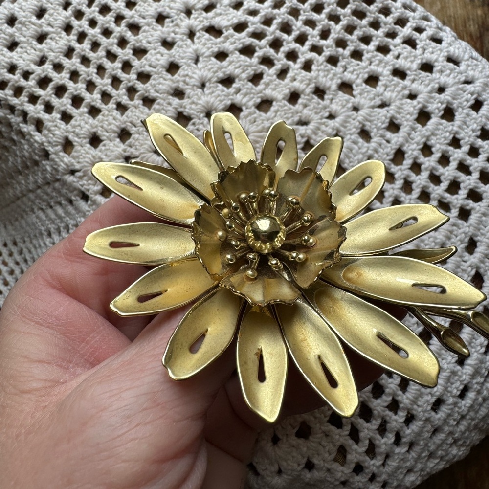 Elegant Gold Flower Brooch